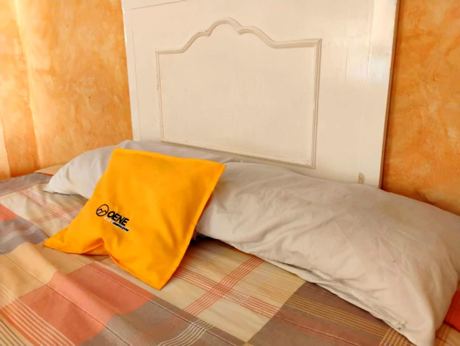 Cama preparada en Hotel Chinelos Anturio